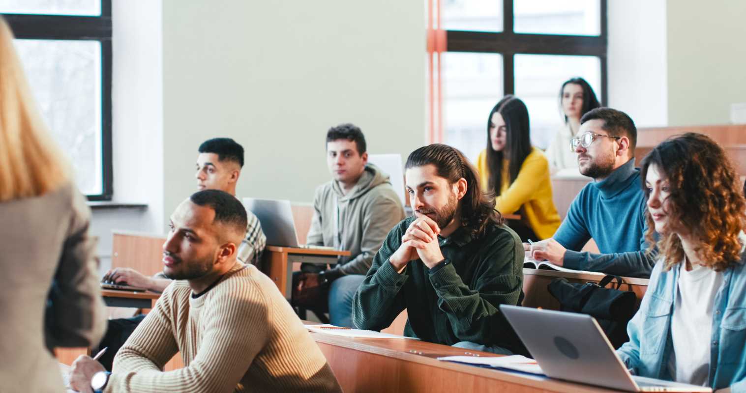 Online Learning vs. Traditional Education: Which Is Right for You?